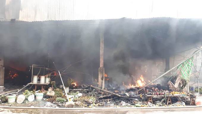 Hàng chục quầy hàng trong khu chợ ở Hà Nội bị thiêu rụi